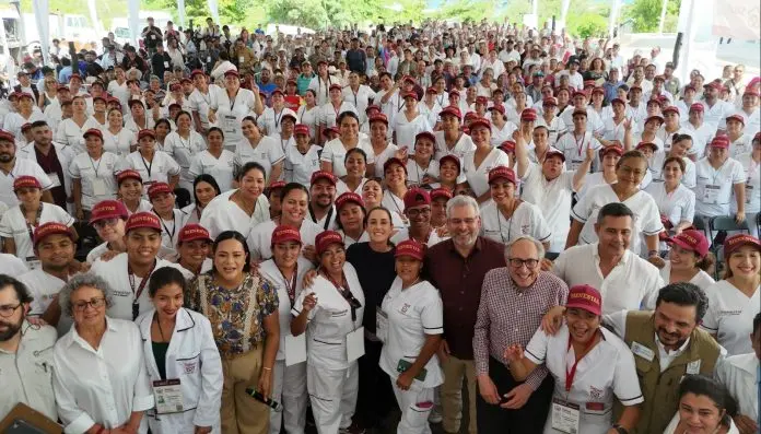 En Aquila, Michoacán, Claudia Sheinbaum anuncia operaciones gratuitas de cataratas para adultos mayores con programa Salud Casa por Casa