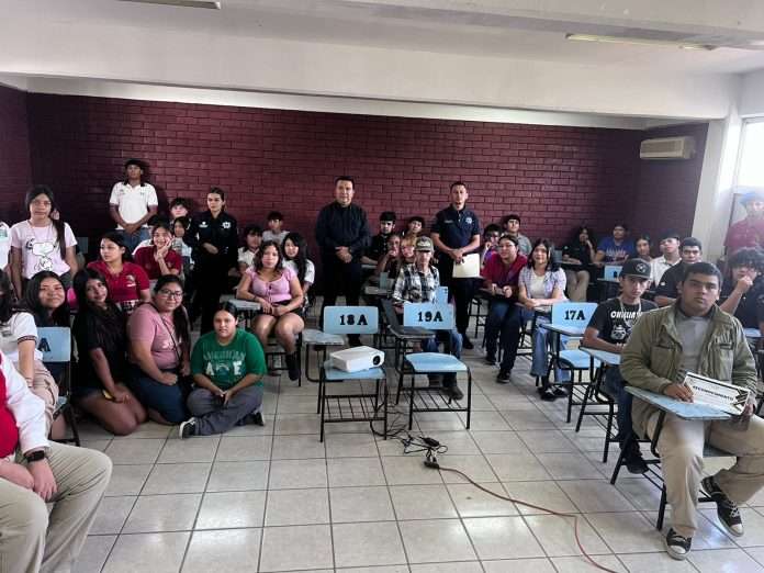 Policía Municipal de Sabinas lleva pláticas de prevención y concientización al CECyTEC