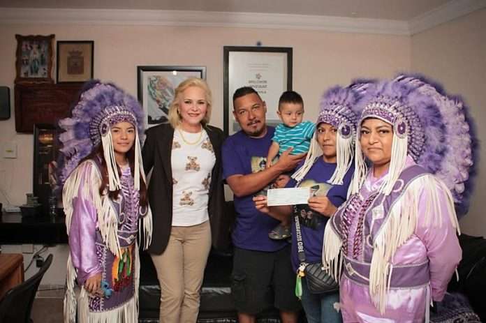 La alcaldesa Laura Jiménez Gutiérrez apoya a la danza San Charbel de Palaú,