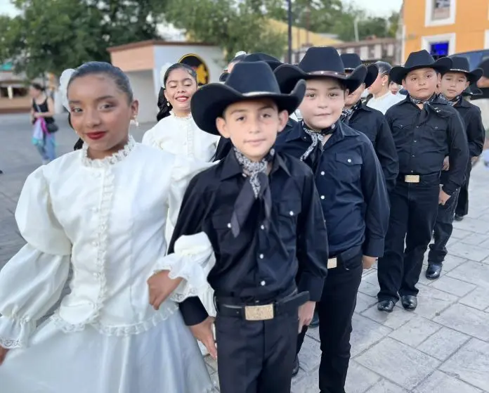 Alumnos de escuelas de Múzquiz participaron en eventos culturales con bailes folclóricos