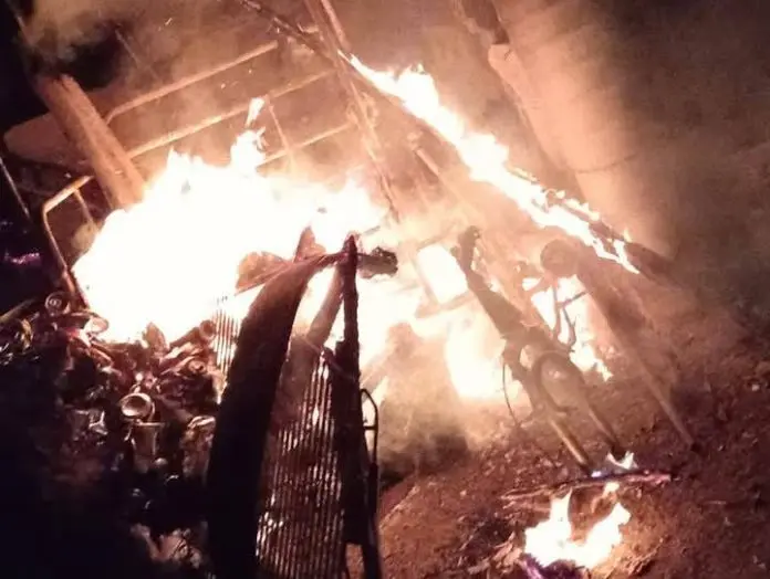 Incendio en el Barrio Los Cuervos de Palaú por quema de basura fuera de control