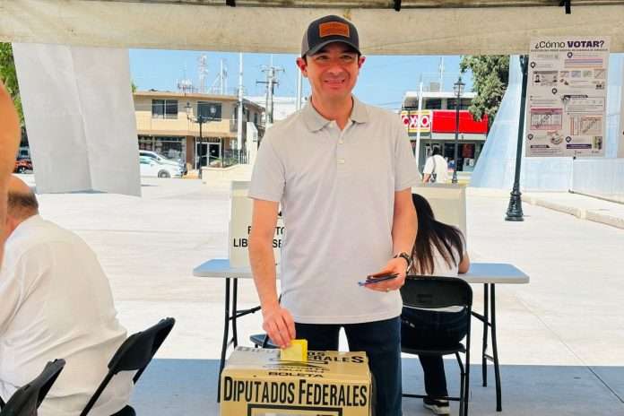 Cumple alcalde Emilio de Hoyos con su votación en el proceso electoral 2025