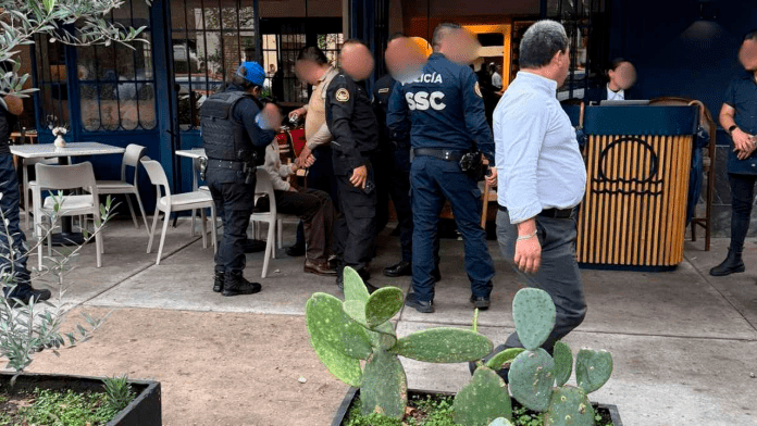 Abogado se libra de balazo dentro de restaurante gracias a falla en el arma de los sicarios