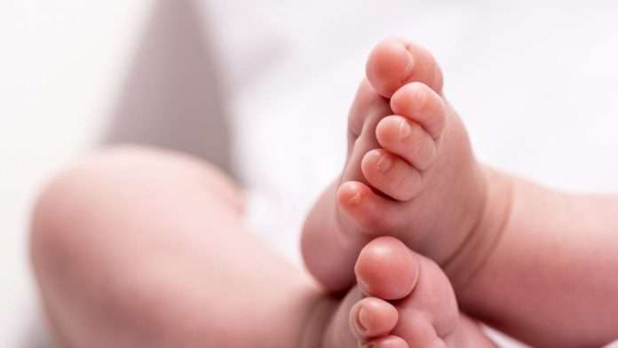 Bebé de 8 meses resulta con lesión en la cabeza tras caer de una cama