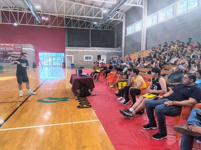 Imparte Deportes clínica de baloncesto profesional en Acuña