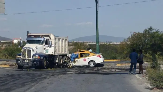 Chofer de taxi pierde la vida tras accidente vial con un camión