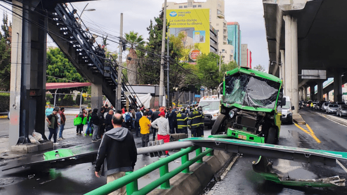 Choque de camión en Periférico Sur deja 14 personas lesionadas y derriba un poste