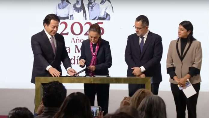 Claudia Sheinbaum firma tres decretos para beneficio de los maestros; se reduce la edad de retiro