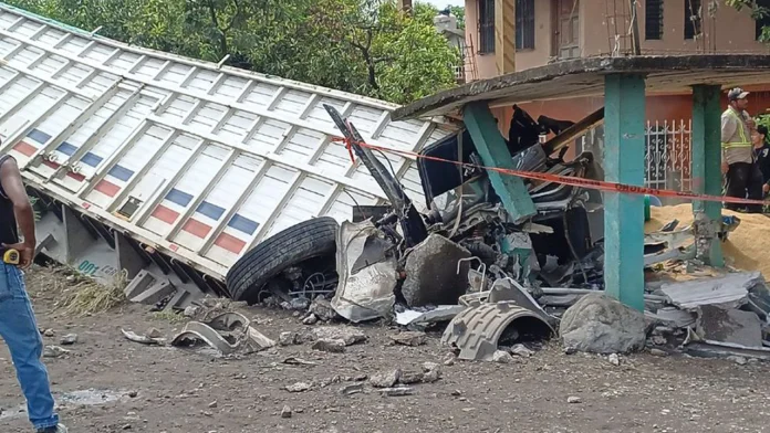 Conductor fallece tras accidente de tráiler en una parada de autobús en Veracruz