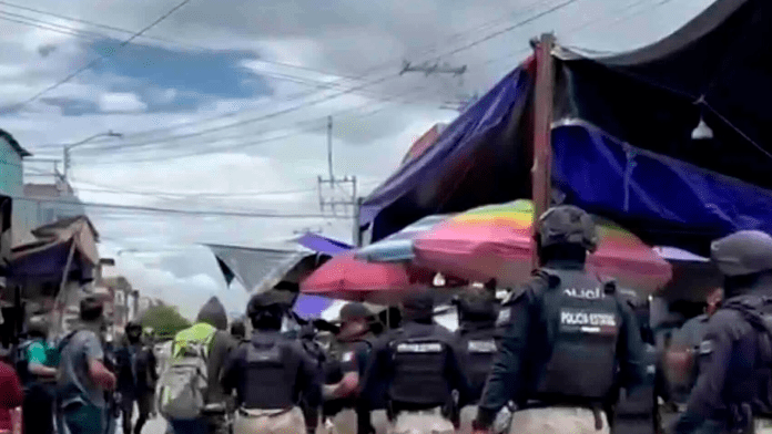 Confrontación entre comerciantes y policías provoca tensión y disparos en Puebla