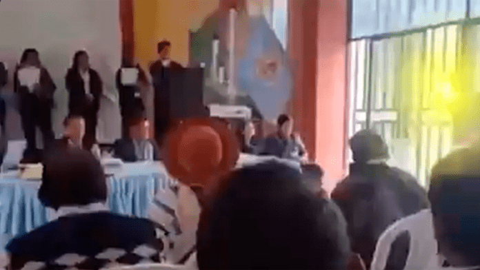 Durante rendición de cuentas, ciudadano lanza orina a un alcalde en señal de protesta