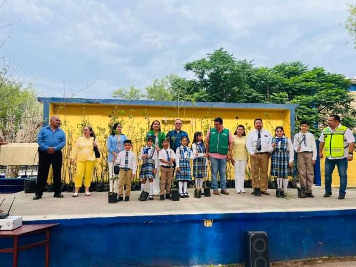 Arrancan entrega de árboles a escuelas