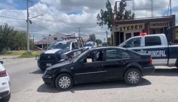 El auto Jetta fue alcanzado por la policía frente a las antiguas instalaciones de MERCO