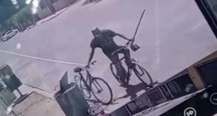 El robo lo captó al momento una cámara de seguridad