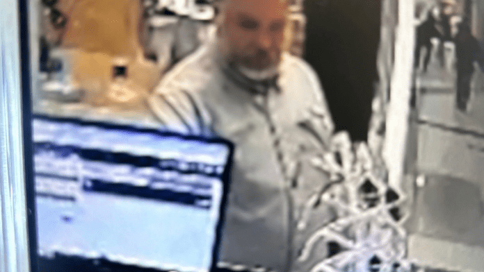 Empleada reporta el robo de su celular en centro comercial de Plaza Patio y comparte video del sospechoso