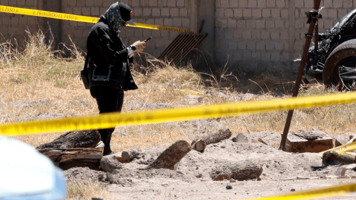 Encuentran 169 bolsas con restos humanos en un terreno en construcción