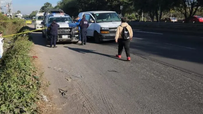 Encuentran a hombre sin vida sobre la carretera; estaba envuelto en una cobija