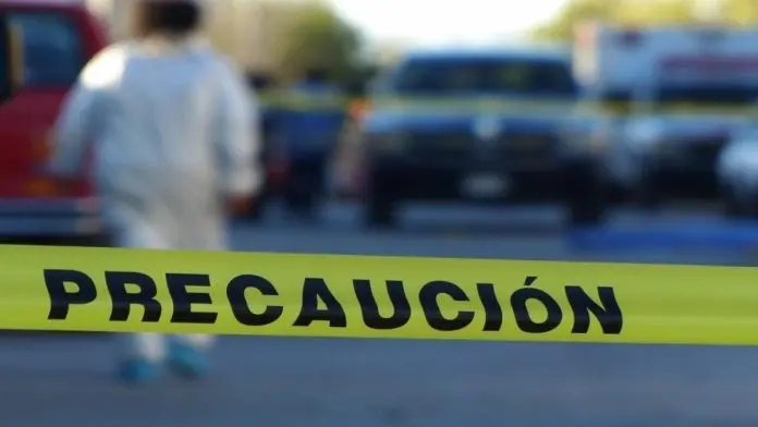 Encuentran cuerpo de hombre sin vida envuelto en plástico; auto lo dejó en la vía pública