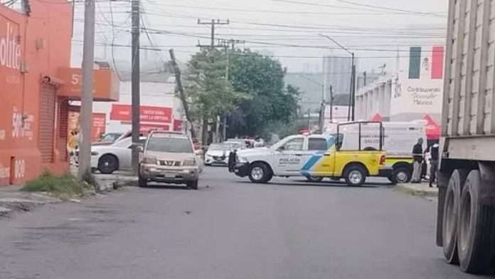 Encuentran cuerpo en descomposición arriba de una camioneta abandonada
