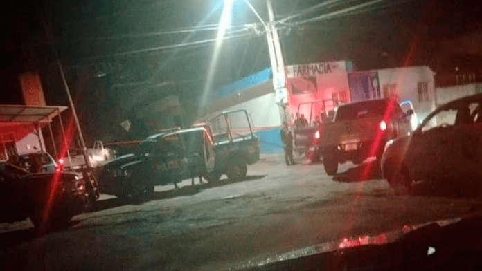 Familia recibe el cuerpo de su hijo en un ataúd dejado por desconocidos durante la madrugada