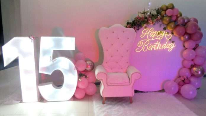 Hombre golpea a su esposa; estaban en la fiesta de quince años de su hija