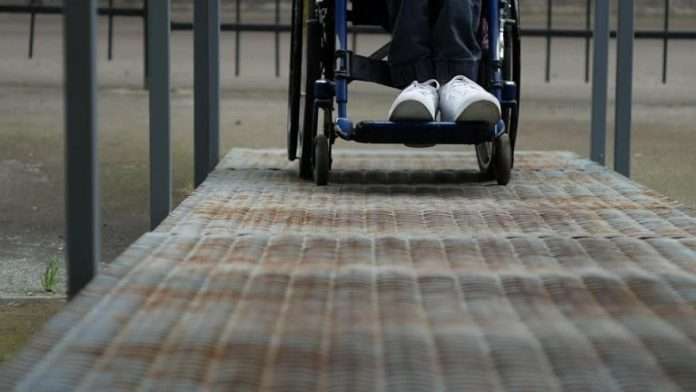 Hombre mata a golpes a su madre de 89 años; caminaba con el cuerpo sin vida en una silla de ruedas