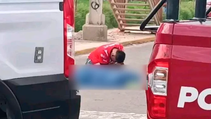 Hombre pierde la vida al caer de puente peatonal mientras retiraba una lona