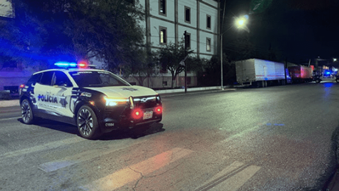 Hombre pierde la vida por causas naturales en jardinera de banco en el Centro de Saltillo