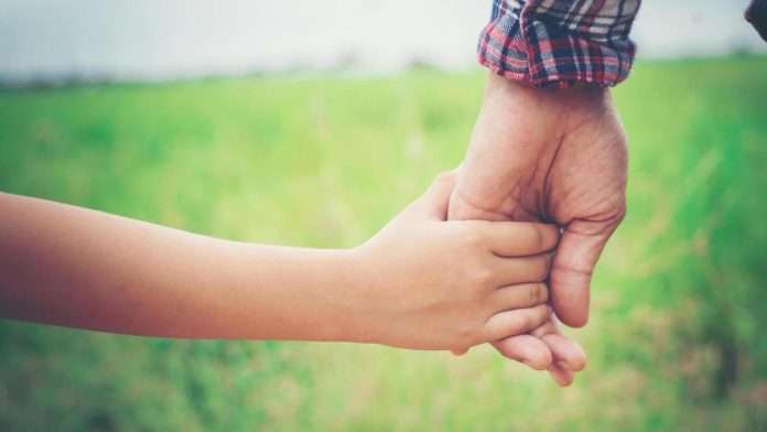 Hombre recibe 11 balazos al caminar en la calle; iba de la mano con su pequeña hija