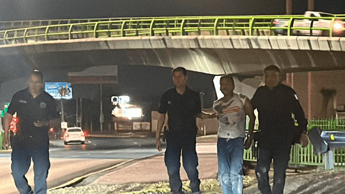 Hombre sube a un puente e intenta aventarse; afirma que le negaron atención en centro de salud mental en Coahuila