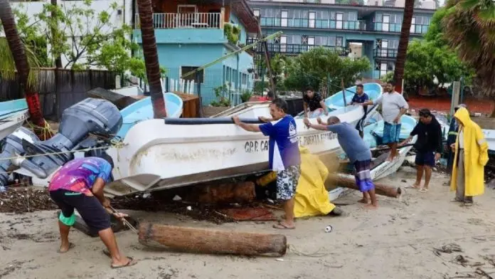 Huracán Erick se debilita a categoría 1 tras tocar tierra en Oaxaca y Guerrero