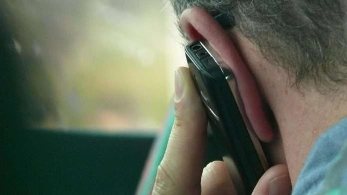 Joven se distrae con llamada telefónica y causa accidente; se dirigía a su boda