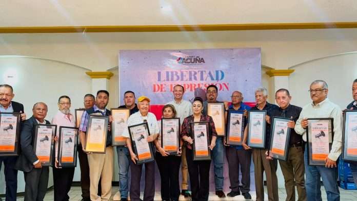 Reconoce alcalde trayectoria de periodistas en Acuña