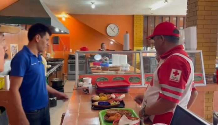 La familia Ovalle cada año apoya a los socorristas de la Cruz Roja