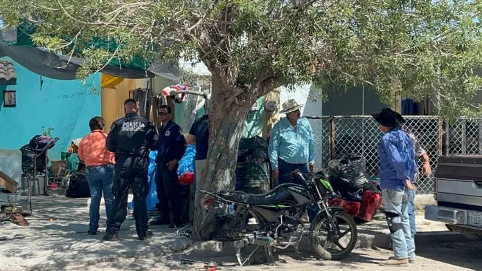 La policía y una funcionaria del juzgado civil dialogaron con los habitantes del domicilio