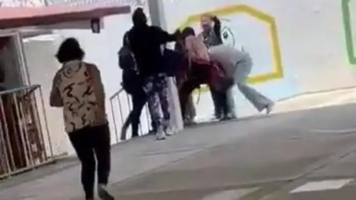 Madre de familia y maestra se enfrentan a golpes en jardín de niños