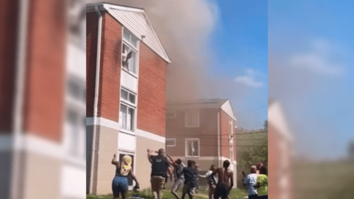 Madre salva a su bebé lanzándolo desde un tercer piso durante incendio en edificio