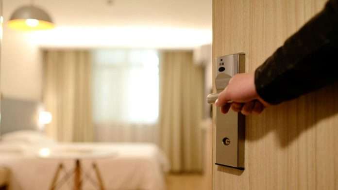 Madre se encerró en su habitación con su bebé y su niño de 9 años; quería quitarles la vida