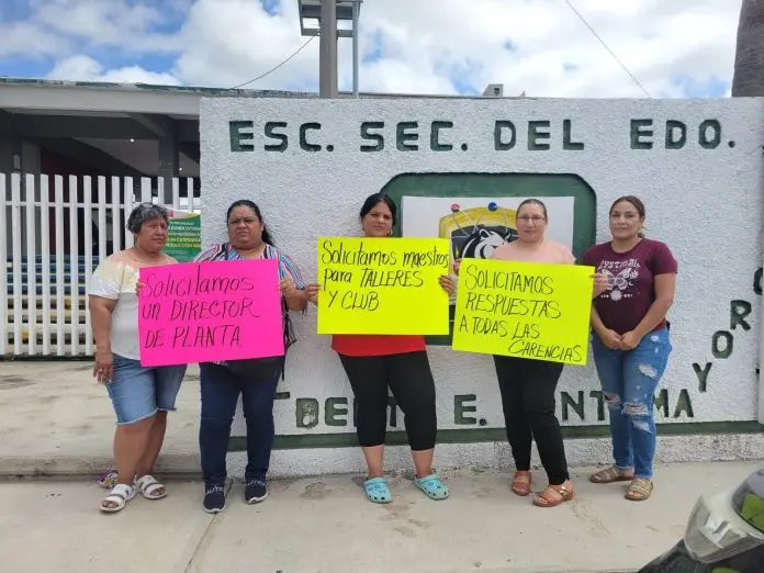 Madres de familia en secundaria de Cloete se manifestaron