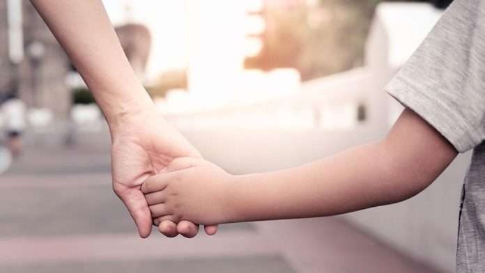 Menor permanece con su abuela tras visita de fin de semana; madre solicita recuperar su custodia