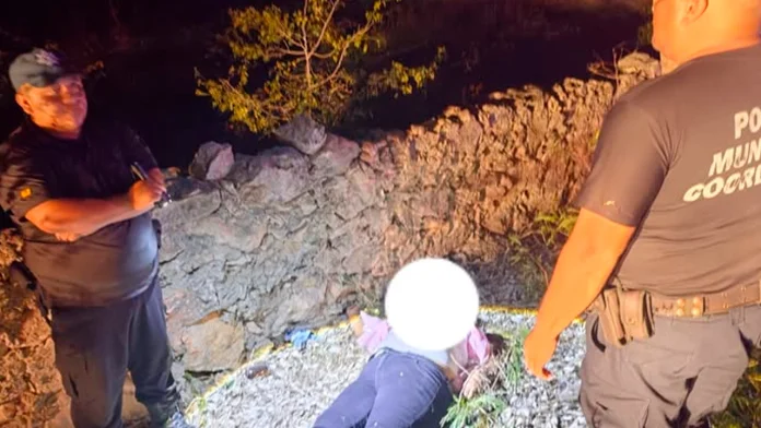 ¡No quería que su esposa se enterara!: Motociclista abandona a su amante tras accidentarse juntos