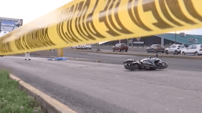 Motociclista fallece al impactarse contra un puente; no portaba casco