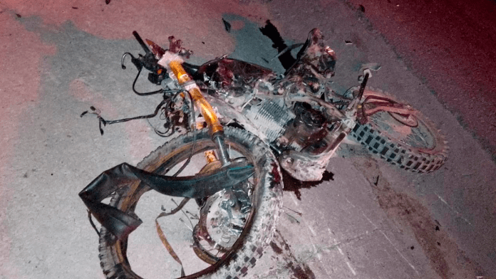 Motociclista pierde la vida tras intentar rebasar y choca con un tráiler en Coahuila