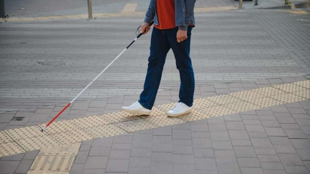 Mujer con discapacidad visual estuvo viviendo junto a su hermano sin saber que estaba muerto