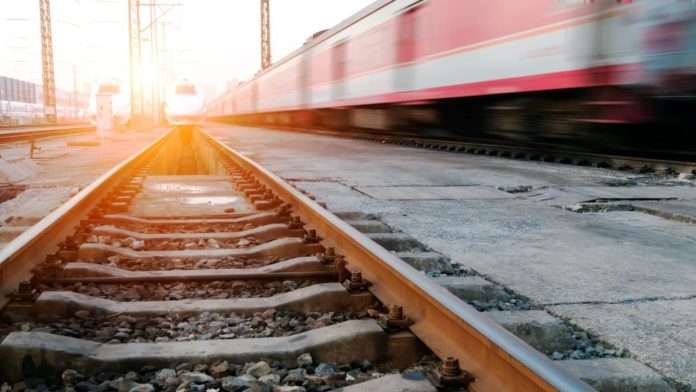 Mujer de 29 años fue rescatada de las vías del tren; intentaba quitarse la vida tras ruptura amorosa