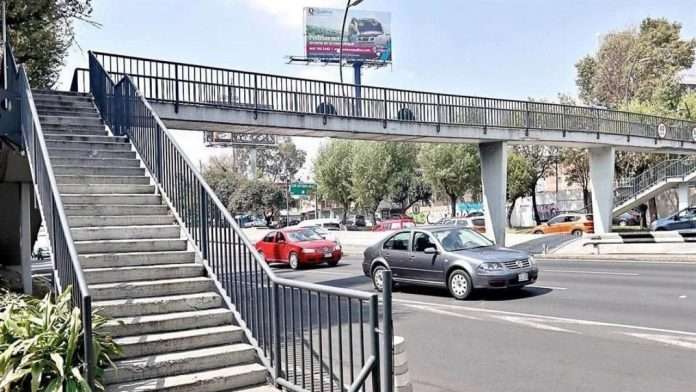 Mujer en crisis intenta lanzarse de puente peatonal; su pareja la abandonó con su hija de 3 años