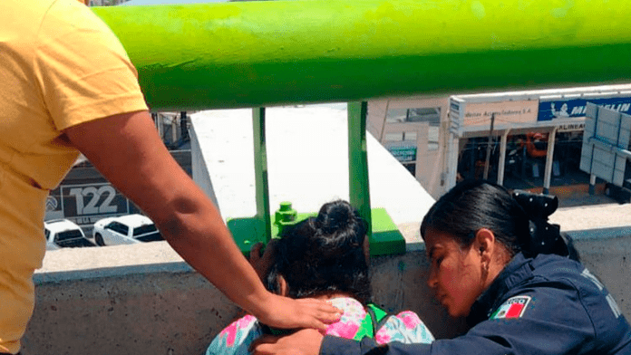Mujer estuvo a punto de lanzarse de un puente; huía de la violencia en su hogar en Coahuila