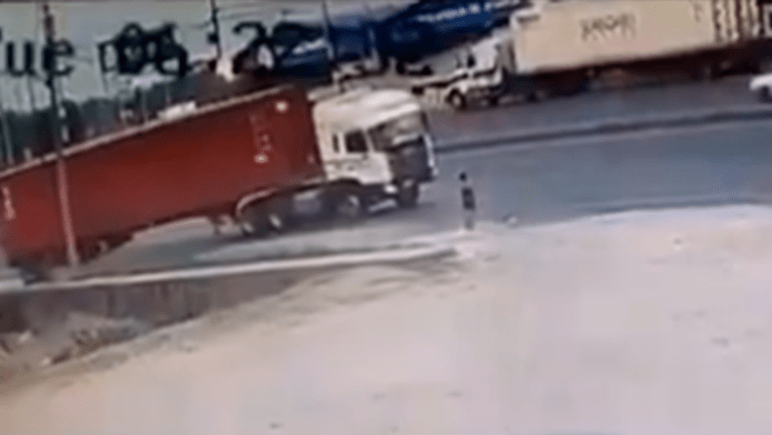 Mujer pierde la vida tras caerle encima un contenedor mientras esperaba el transporte público