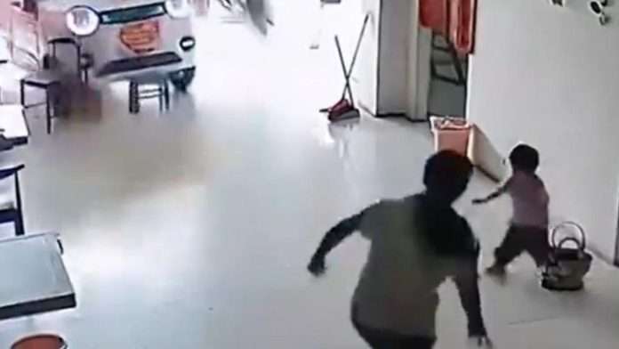 Niña de 11 años evita que su hermanita sea impactada por un auto fuera de control