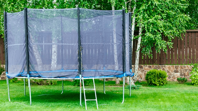 Niña de 3 años muere al ser levantada por el viento mientras jugaba en un brincolín